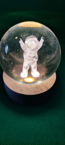 گوی کریستالی پایه چوبی طرح فضانورد