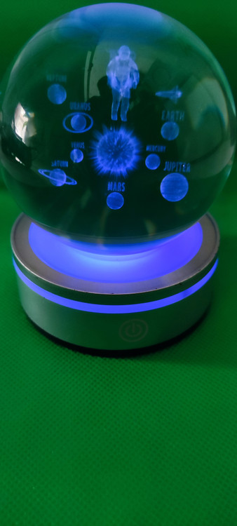 گوی کریستالی طرح فضانورد در فضا با پایه لمسی و قابلیت تغییر رنگ نور پایه