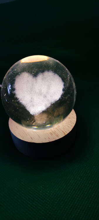 گوی کریستالی پایه چوبی طرح قلب