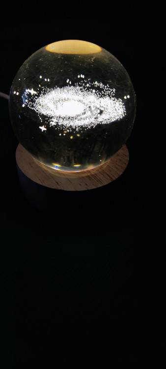 گوی کریستالی پایه چوبی طرح کهکشان