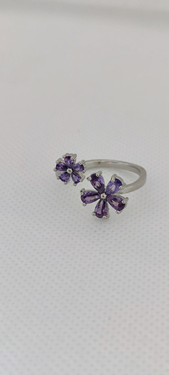 انگشتر نگینی رنگ ثابت با طرح شکوفه های بنفش