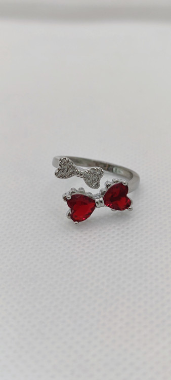 انگشتر نگینی رنگ ثابت با طرح پاپیون دوتایی