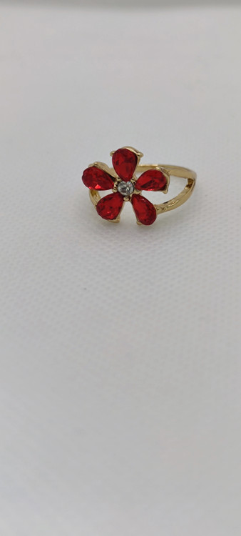 انگشتر نگینی رنگ ثابت با طرح گل قرمز