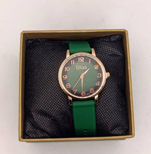 ساعت مچی عقربه دار مناسب برای ست شب یلدا در دو رنگ بند قرمز و سبز