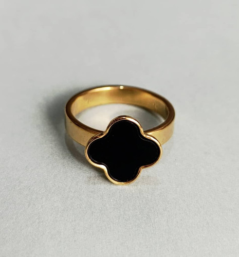 انگشتر طلایی رنگ طرح گل مشکی رنگ ثابت