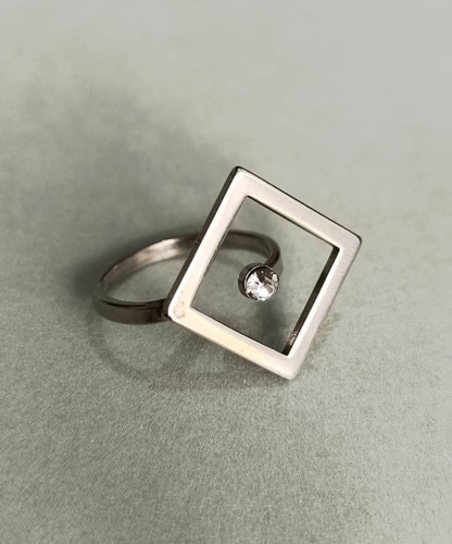 انگشتر نقره ای رنگ طرح لوزی رنگ ثابت با قابلیت کم و زیاد کردن اندازه