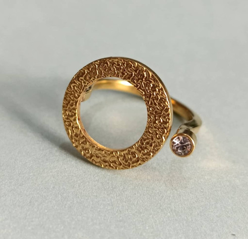 انگشتر نگین دار طلایی رنگ طرح دایره ای رنگ ثابت