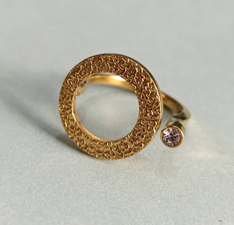 انگشتر نگین دار طلایی رنگ طرح دایره ای رنگ ثابت
