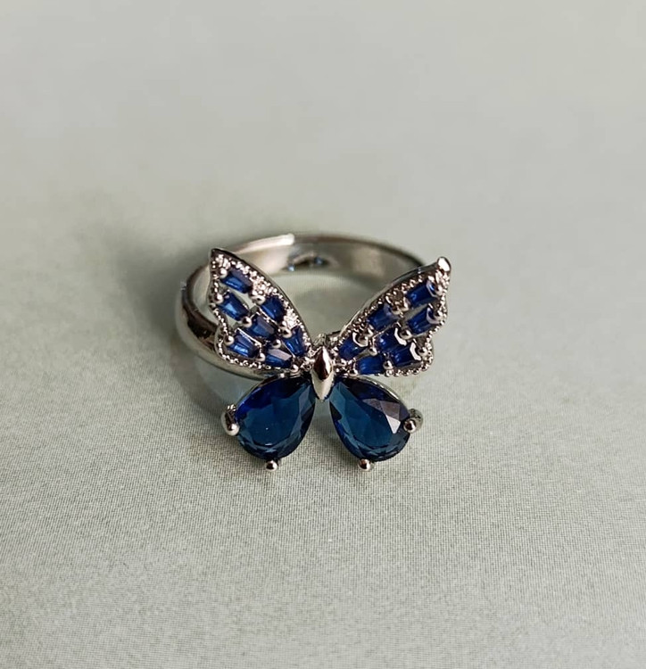 انگشتر نگین دار طرح پروانه آبی با رنگ ثابت