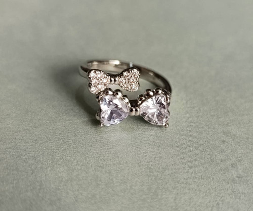 انگشتر نگین دار نقره ای رنگ با طرح پاپیون دوتایی و رنگ ثابت