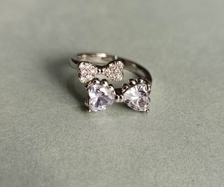 انگشتر نگین دار نقره ای رنگ با طرح پاپیون دوتایی و رنگ ثابت