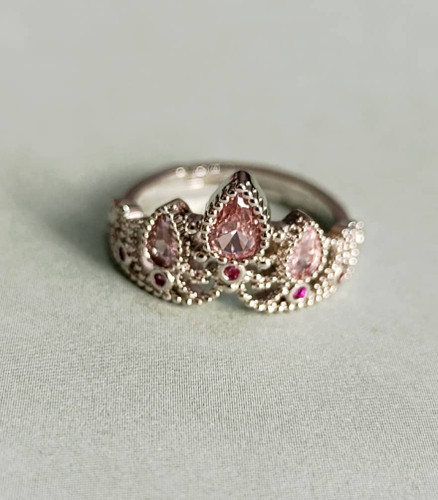 انگشتر نگین دار طرح تاج با رنگ ثابت