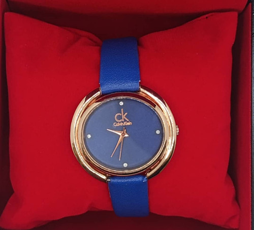ساعت مچی عقربه دار CK ( calvin klein) با بند سیلیکونی و صفحه آبی رنگ مناسب بانوان