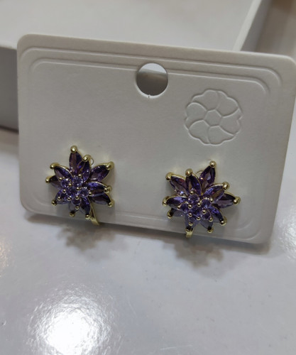 گوشواره قفل چفت دار طرح شکوفه بنفش نگین دار براق