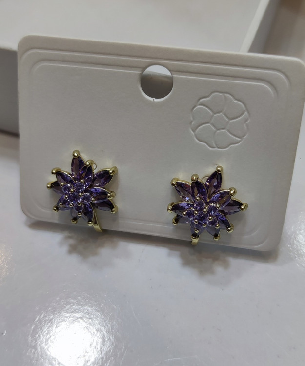 گوشواره قفل چفت دار طرح شکوفه بنفش نگین دار براق