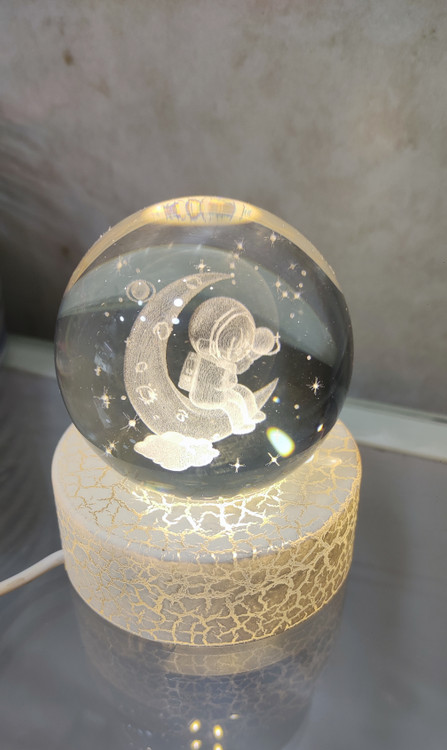 گوی کریستالی سایز ۷ با پایه نورانی و نور Led و کابل Usb طرح فضانورد نشسته روی ماه