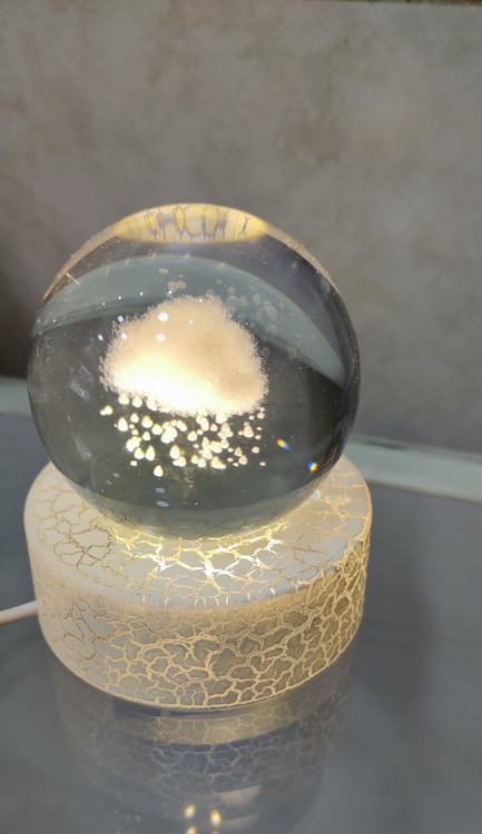 گوی کریستالی سایز ۷ با پایه نورانی و نور Led و کابل Usb با طرح ابر بارانی