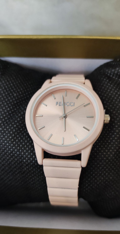 ساعت مچی زنانه Fencci مدل گلیمی با بند مقاوم و رنگ صفحه و بدنه صورتی روشن