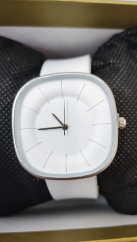 ساعت مچی اسپرت با بند سیلیکونی رنگ صفحه و بدنه سفید مناسب استایل و ست اسپرت