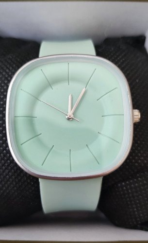 ساعت مچی اسپرت با بند سیلیکونی و رنگ صفحه سبز روشن مناسب استایل و ست اسپرت