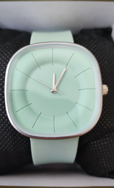 ساعت مچی اسپرت با بند سیلیکونی و رنگ صفحه سبز روشن مناسب استایل و ست اسپرت