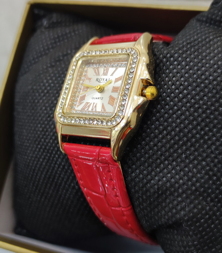 ساعت مچی زنانه Royal Quartz با بند چرمی قرمز رنگ و صفحه استیل نگین دار براق ضدزنگ و مقاوم