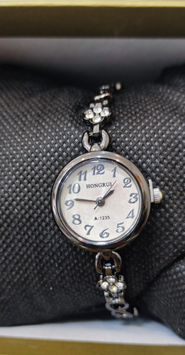 ساعت مچی زنانه Hongrui با بند استیل ضد زنگ ظریف و طرحدار و صفحه دایره ای شکل