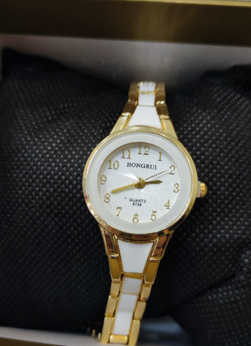 ساعت مچی زنانه Hongrui رنگ طلایی و سفید با صفحه یاقوتی شکل و بند طلایی و سفید ضدزنگ