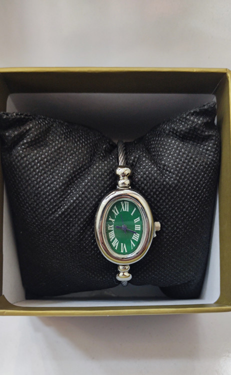ساعت مچی عقربه دار بنگل زنانه موجود در رنگ صفحه سبز و زرشکی