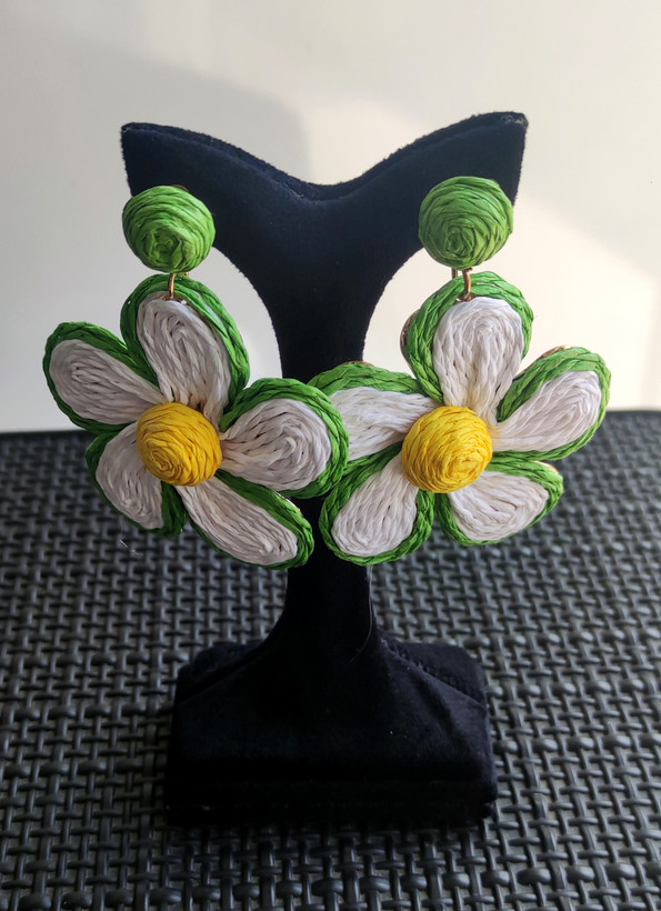 گوشواره سوزنی آویزدار با طرح گل بابونه مخصوص استایل مهمانی و تابستان