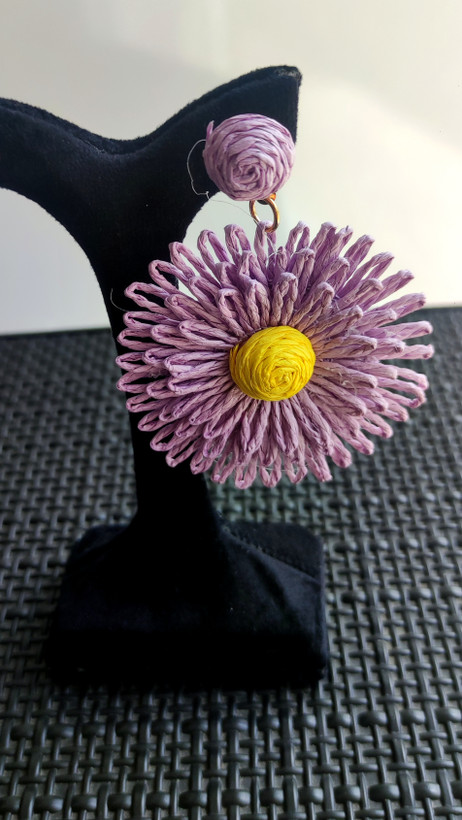 گوشواره سوزنی آویزدار با طرح گل یاسی رنگ مناسب استایل مهمانی و تابستان